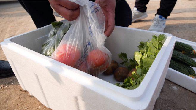 農(nóng)產(chǎn)品的銷售鏈中斷,致使超市內(nèi)的果蔬價格大幅上升,城市社群對低價